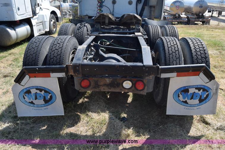 image for item J7221 2007 International 9400i semi truck