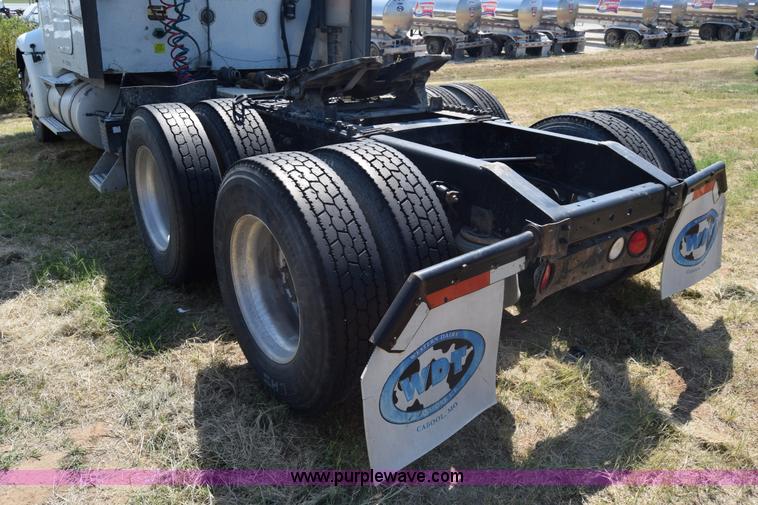 image for item J7221 2007 International 9400i semi truck