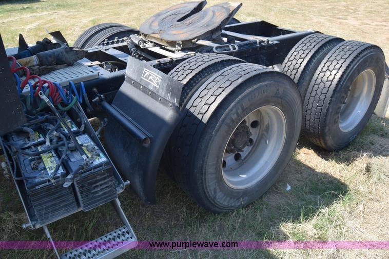 image for item J7221 2007 International 9400i semi truck