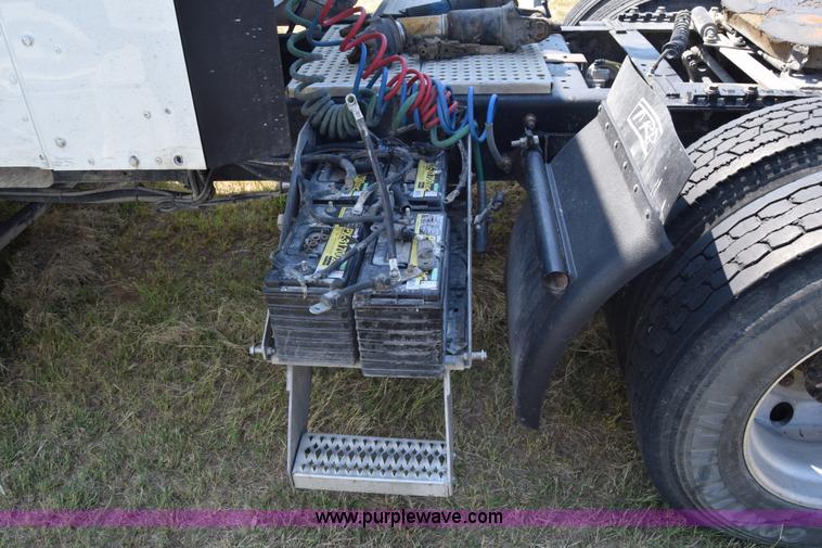 image for item J7221 2007 International 9400i semi truck