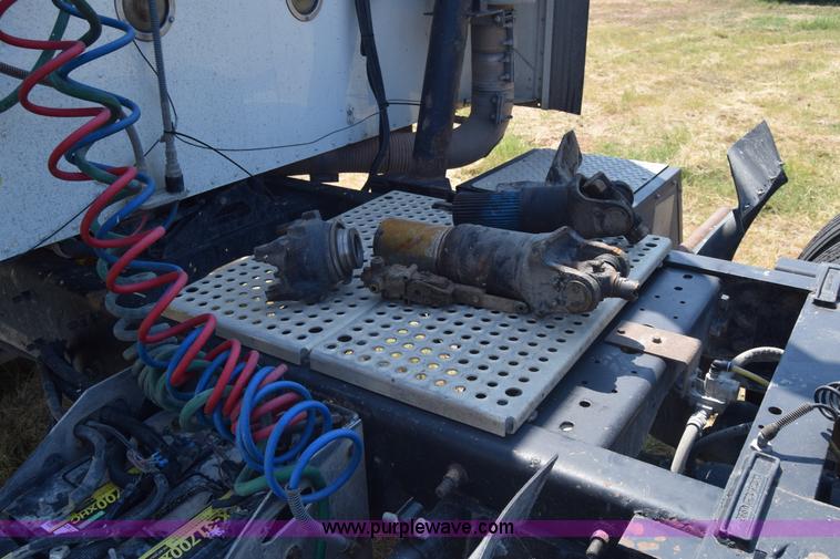 image for item J7221 2007 International 9400i semi truck