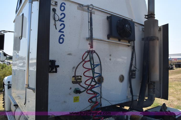 image for item J7221 2007 International 9400i semi truck