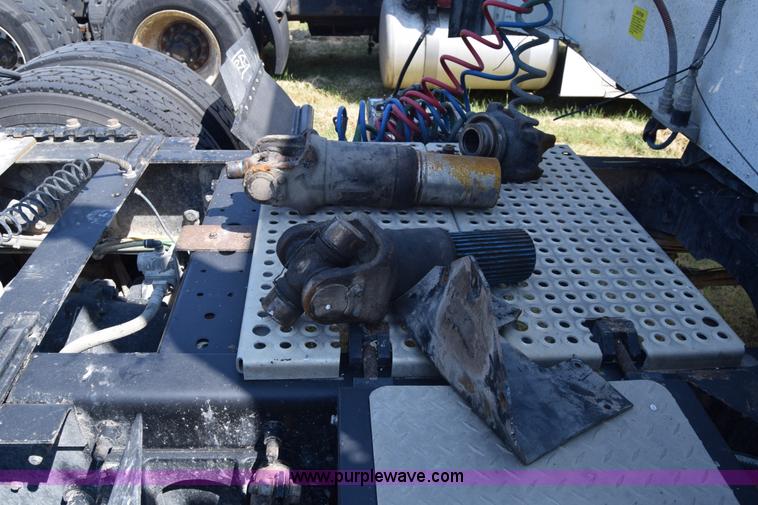 image for item J7221 2007 International 9400i semi truck