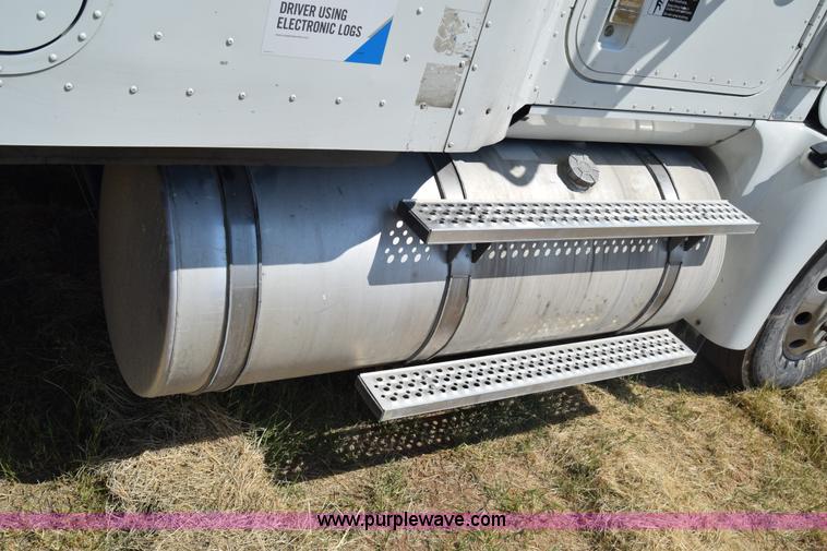 image for item J7221 2007 International 9400i semi truck