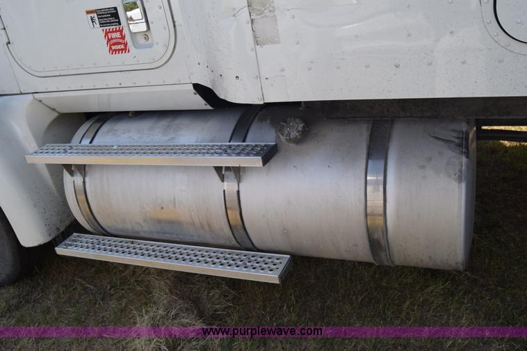 image for item J7221 2007 International 9400i semi truck