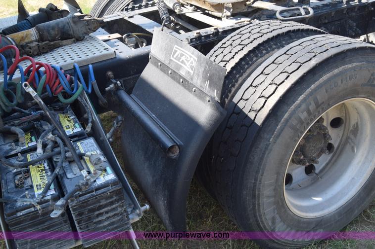 image for item J7221 2007 International 9400i semi truck