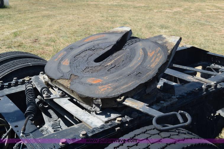 image for item J7221 2007 International 9400i semi truck