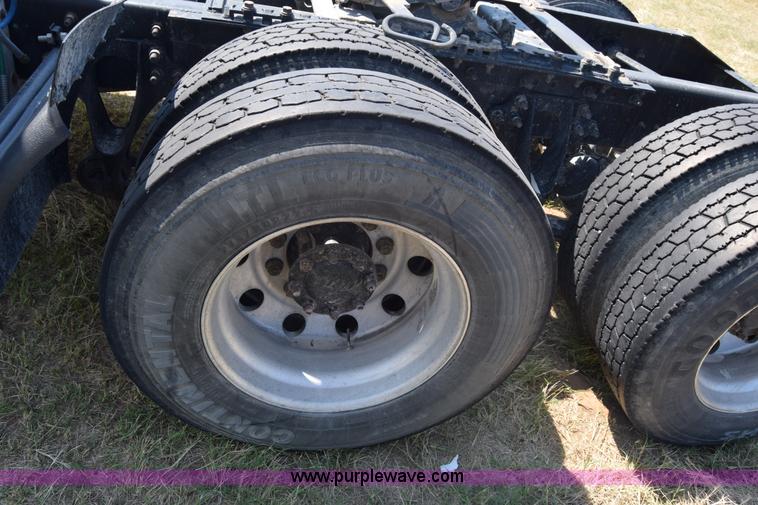 image for item J7221 2007 International 9400i semi truck