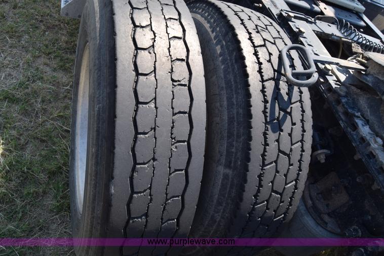 image for item J7221 2007 International 9400i semi truck