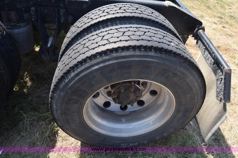 image for item J7221 2007 International 9400i semi truck