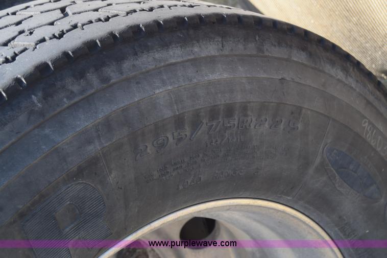 image for item J7221 2007 International 9400i semi truck