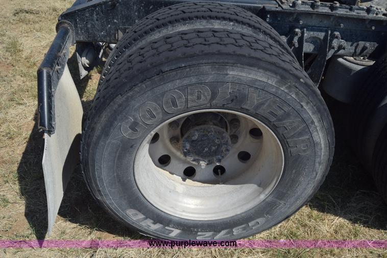 image for item J7221 2007 International 9400i semi truck