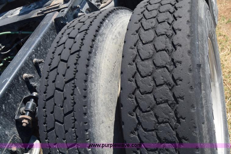 image for item J7221 2007 International 9400i semi truck