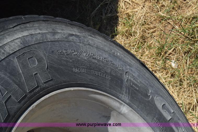 image for item J7221 2007 International 9400i semi truck