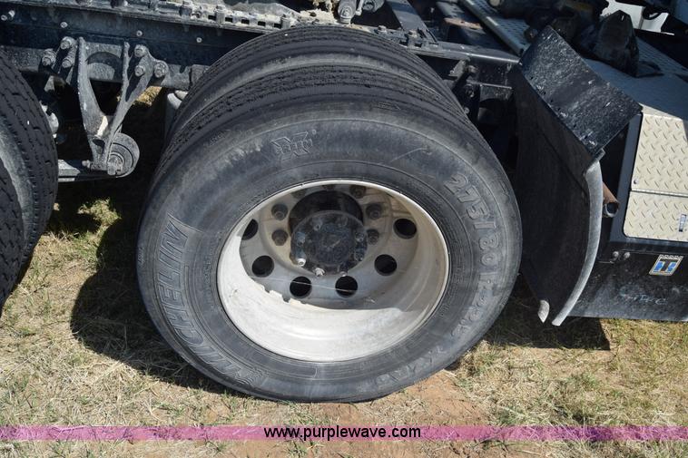 image for item J7221 2007 International 9400i semi truck