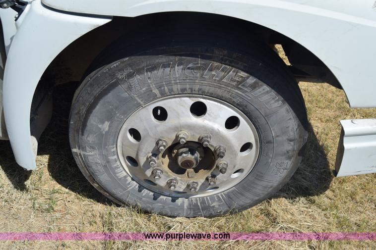 image for item J7221 2007 International 9400i semi truck