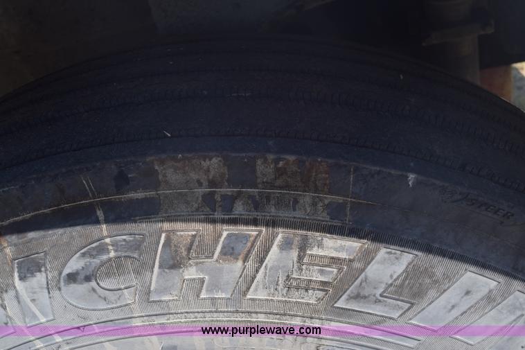 image for item J7221 2007 International 9400i semi truck