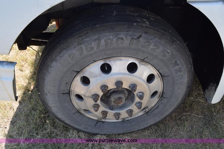 image for item J7221 2007 International 9400i semi truck