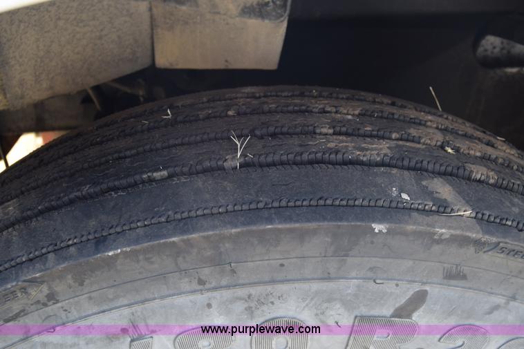 image for item J7221 2007 International 9400i semi truck