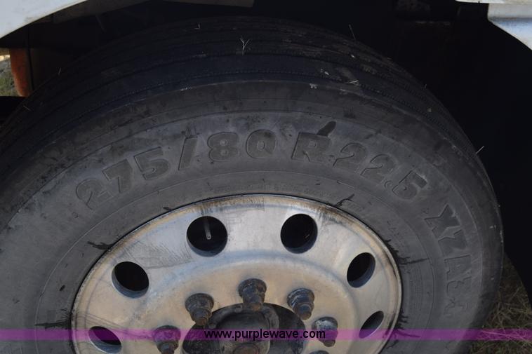 image for item J7221 2007 International 9400i semi truck