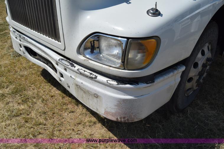 image for item J7221 2007 International 9400i semi truck