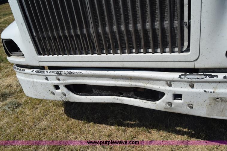 image for item J7221 2007 International 9400i semi truck