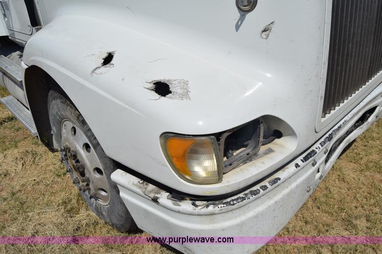 image for item J7221 2007 International 9400i semi truck