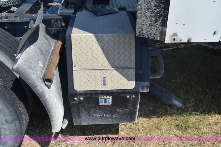 image for item J7221 2007 International 9400i semi truck