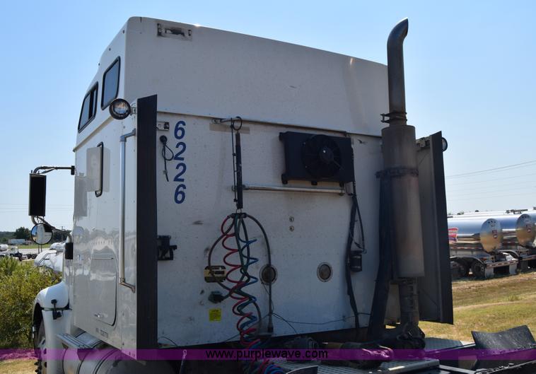 image for item J7221 2007 International 9400i semi truck