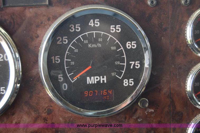 image for item J7221 2007 International 9400i semi truck