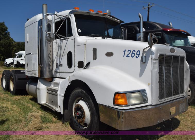 image for item J7224 2000 Peterbilt 377 semi truck