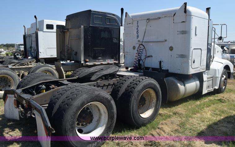 image for item J7224 2000 Peterbilt 377 semi truck