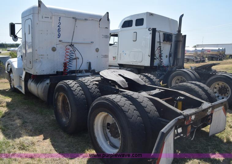 image for item J7224 2000 Peterbilt 377 semi truck