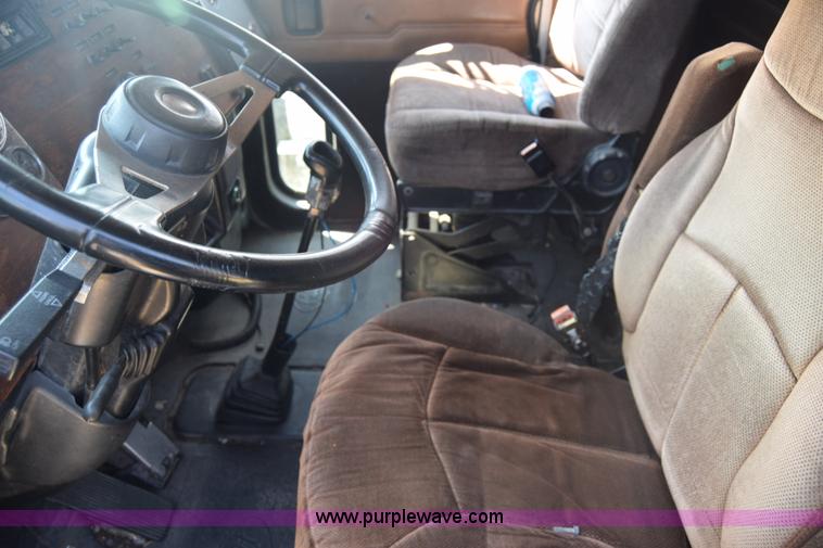 image for item J7224 2000 Peterbilt 377 semi truck