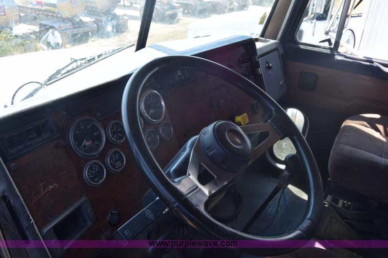 image for item J7224 2000 Peterbilt 377 semi truck