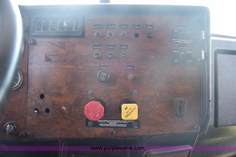 image for item J7224 2000 Peterbilt 377 semi truck