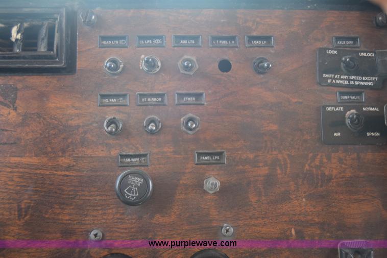 image for item J7224 2000 Peterbilt 377 semi truck