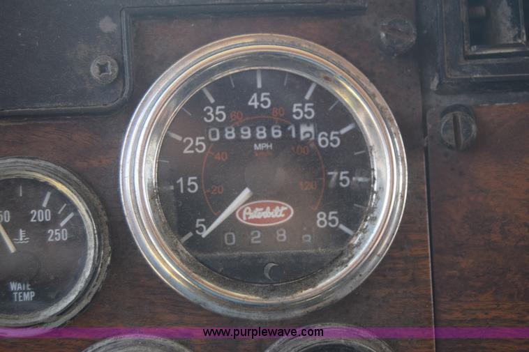 image for item J7224 2000 Peterbilt 377 semi truck