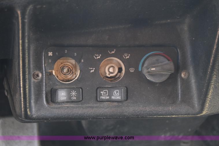 image for item J7224 2000 Peterbilt 377 semi truck