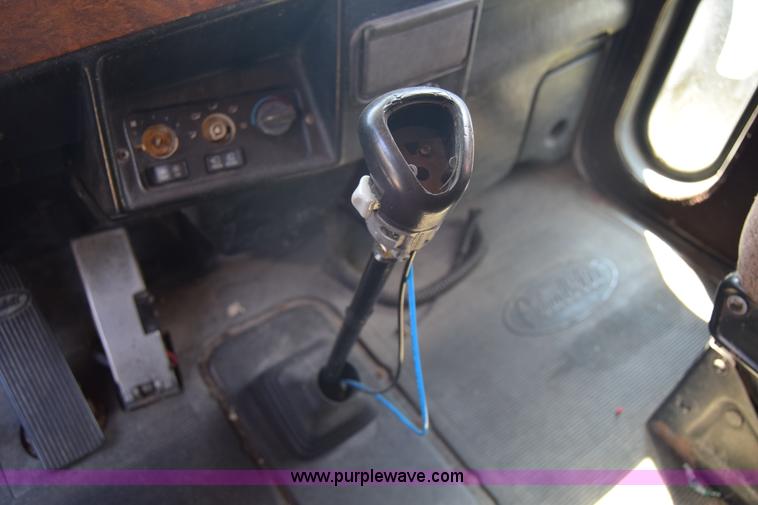 image for item J7224 2000 Peterbilt 377 semi truck