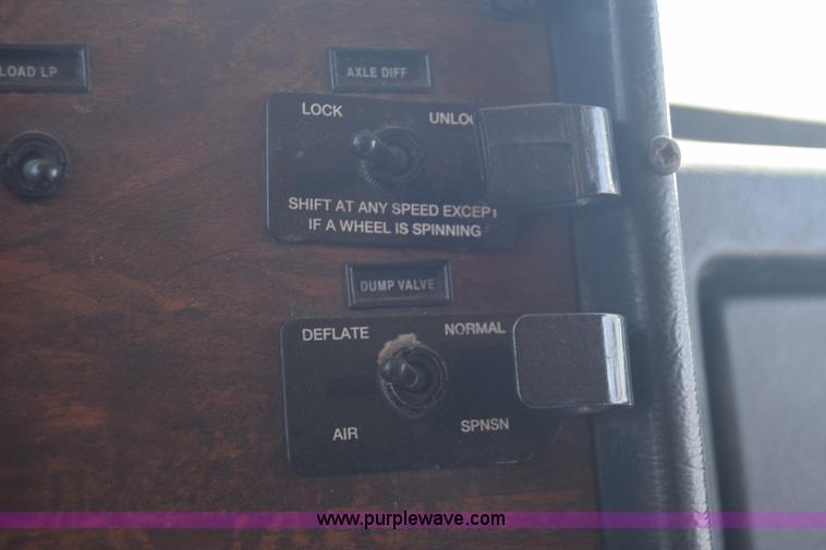 image for item J7224 2000 Peterbilt 377 semi truck