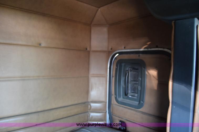 image for item J7224 2000 Peterbilt 377 semi truck