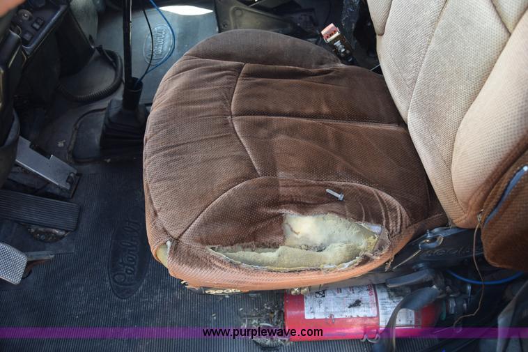 image for item J7224 2000 Peterbilt 377 semi truck