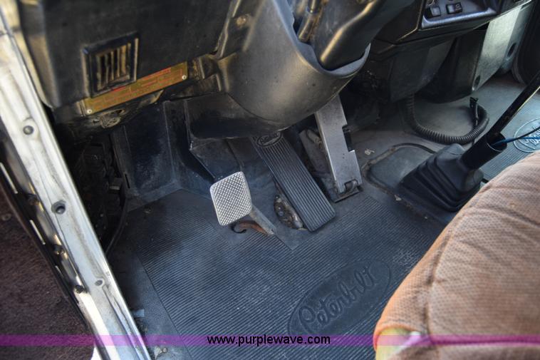 image for item J7224 2000 Peterbilt 377 semi truck