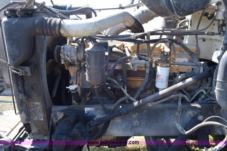 image for item J7224 2000 Peterbilt 377 semi truck