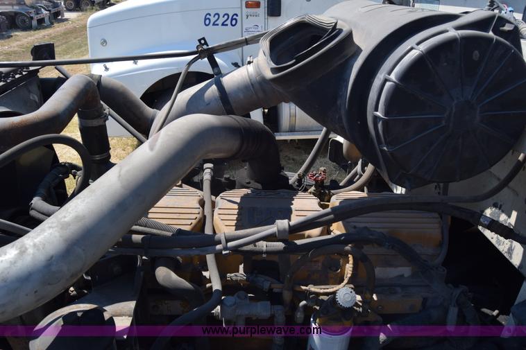 image for item J7224 2000 Peterbilt 377 semi truck