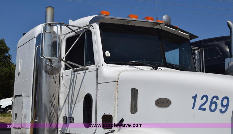 image for item J7224 2000 Peterbilt 377 semi truck