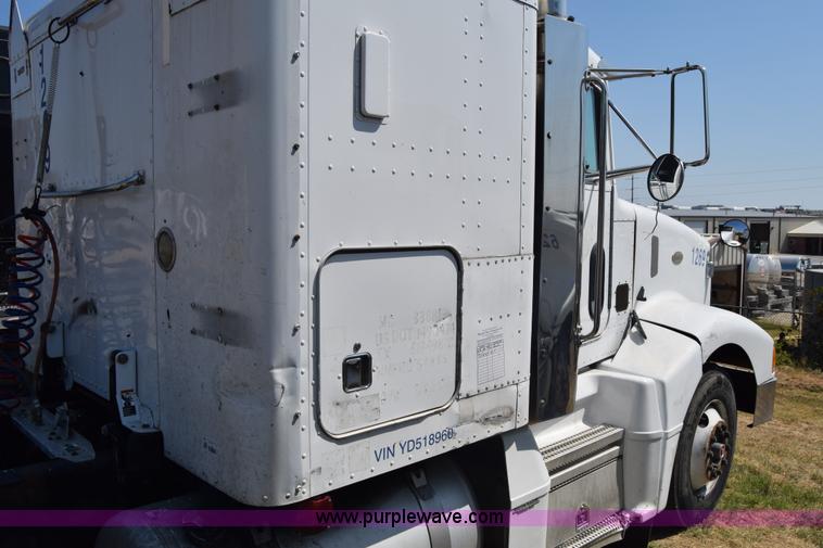 image for item J7224 2000 Peterbilt 377 semi truck