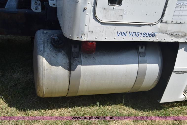 image for item J7224 2000 Peterbilt 377 semi truck