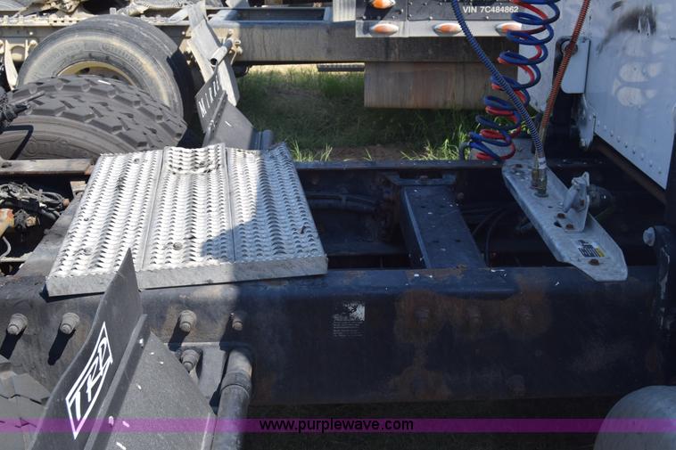 image for item J7224 2000 Peterbilt 377 semi truck